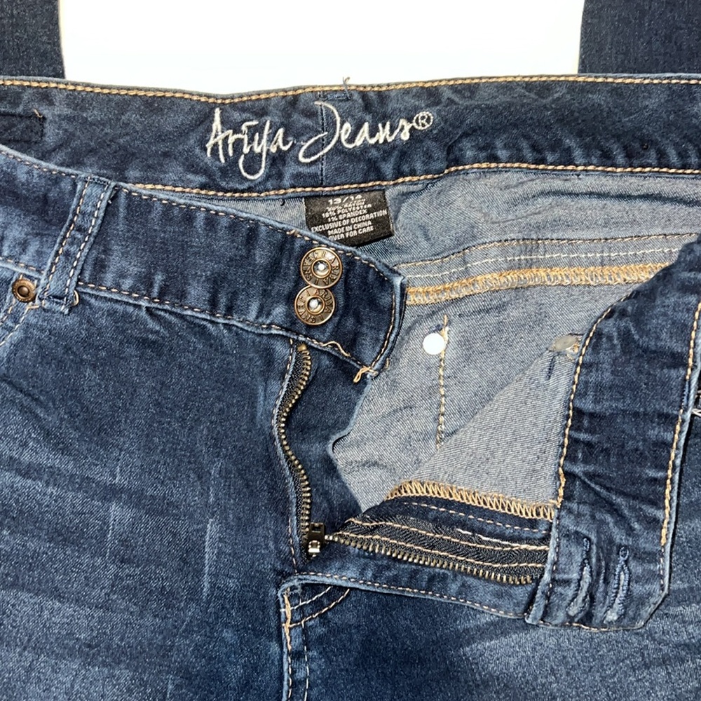 Ariya Jeans - Picture 2 of 3